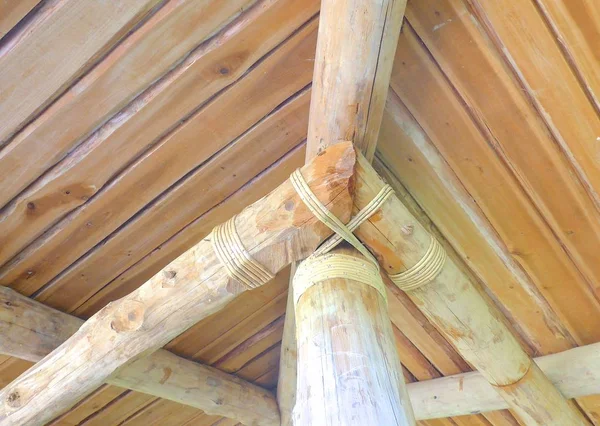 Tetto di tronchi di legno con primo piano corda a Taiwan — Foto Stock