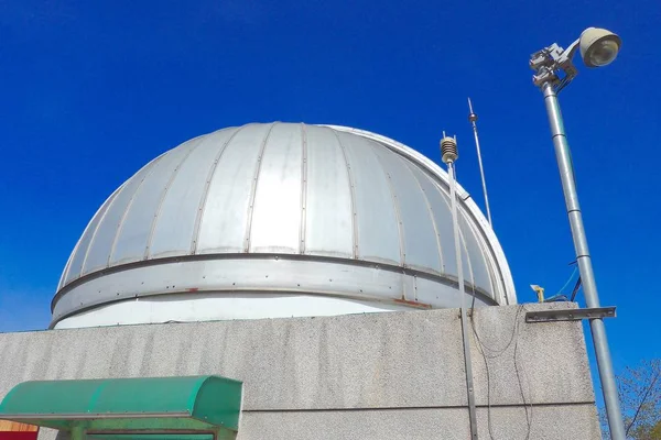 Cúpula observatório astronômico closeup no céu azul — Fotografia de Stock