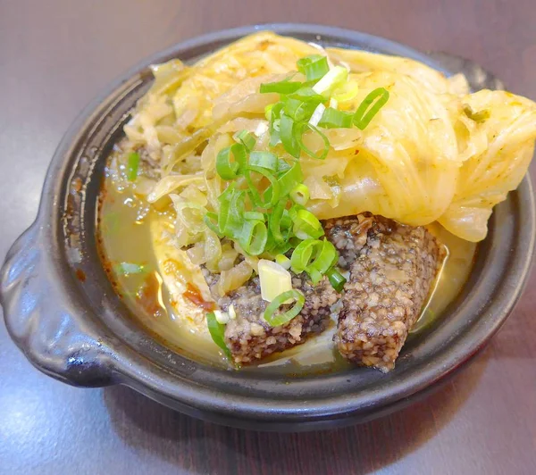 Col olla de arcilla con pasteles de arroz negro primer plano —  Fotos de Stock