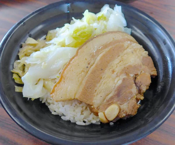 Porc braisé sur gros plan de riz — Photo