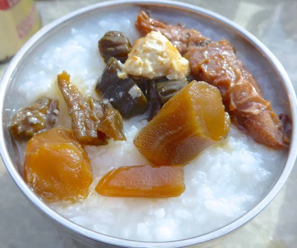酸菜黄瓜特写镜头的米粥 — 图库照片