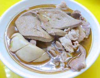 Kızarmış domuz böbrekler susam yağı ile karıştırın