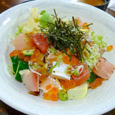 Sashimi yemek kasesine kadar yakın