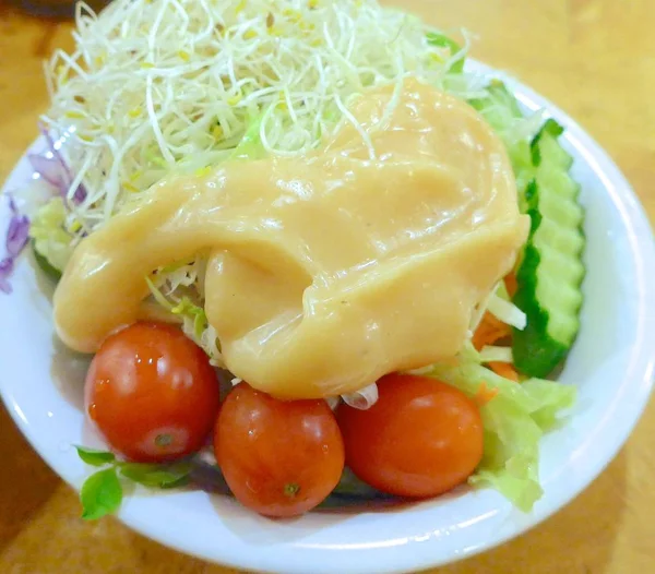Σαλάτες με λαχανικά closeup στο εστιατόριο — Φωτογραφία Αρχείου