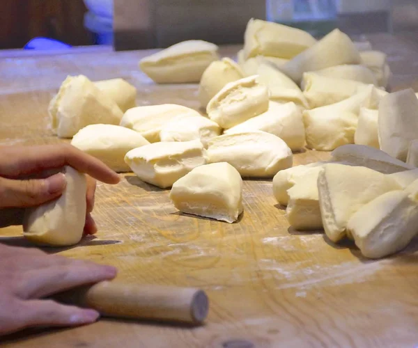 Rol het deeg voor dumplings — Stockfoto