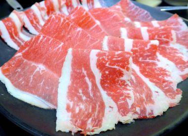 Hotpot sığır eti closeup plaka üzerinde rulo.