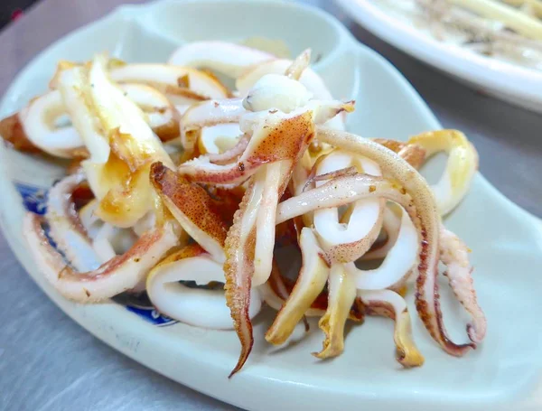 Calamari neritici alla griglia primo piano al ristorante — Foto Stock