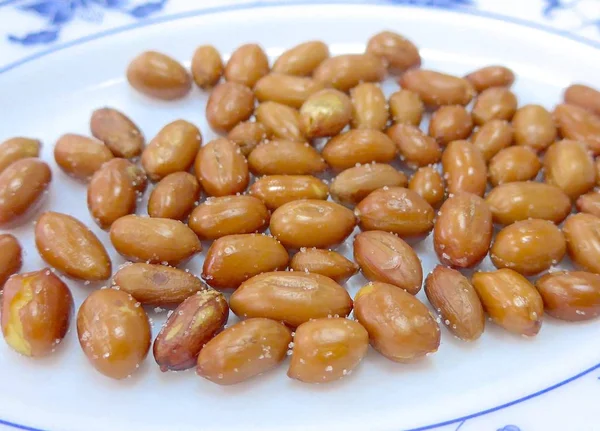 Fried and salted peanuts on a plate — Stock Photo, Image