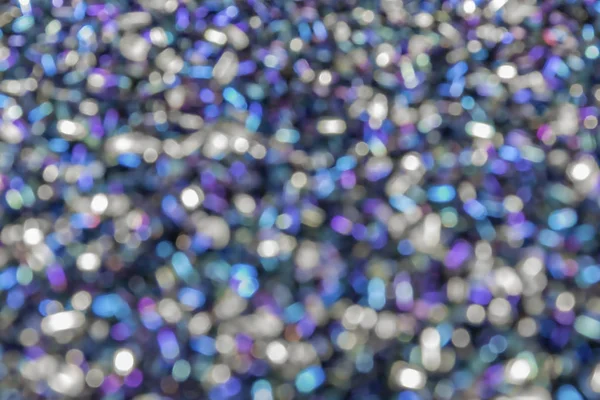Mavi mor ışıklar ve mavi parıltılı, parlak tatil kıvılcımlarıyla soyut bulanık arkaplan