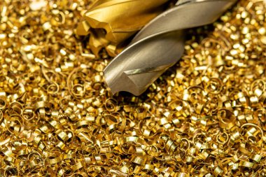 Sanayi atıklarının arka planına karşı sert metalleri işlemek için matkap kesiciler.