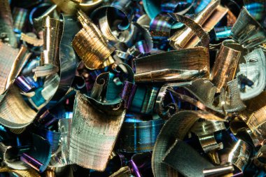 Keskin metal parçacıkları şeklinde endüstriyel atık. Endüstriyel metal enkazı