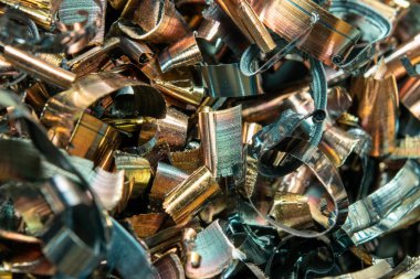 Keskin metal parçacıkları şeklinde endüstriyel atık. Endüstriyel metal enkazı.