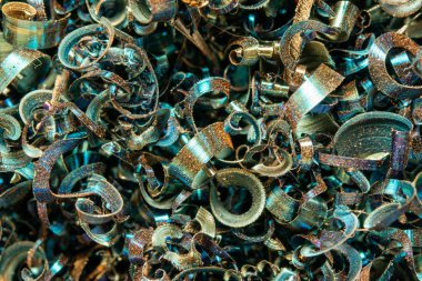 Keskin metal parçacıkları şeklinde endüstriyel atık. Endüstriyel metal enkazı.