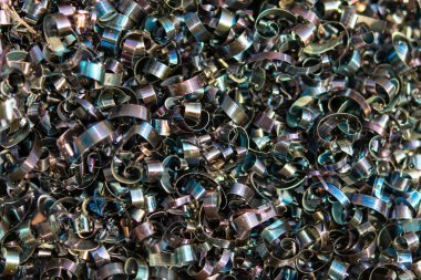 Keskin metal parçacıkları şeklinde endüstriyel atık. Endüstriyel metal enkazı.