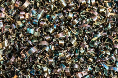 Keskin metal parçacıkları şeklinde endüstriyel atık. Endüstriyel metal enkazı.