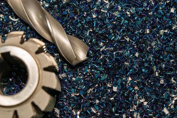 Sanayi atıklarının arka planına karşı sert metalleri işlemek için matkap kesiciler.