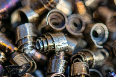 Keskin metal parçacıkları şeklinde endüstriyel atık. Endüstriyel metal enkazı.