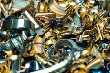 Keskin metal parçacıkları şeklinde endüstriyel atık. Endüstriyel metal enkazı.