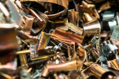 Keskin metal parçacıkları şeklinde endüstriyel atık. Endüstriyel metal enkazı.