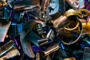 Keskin metal parçacıkları şeklinde endüstriyel atık. Endüstriyel metal enkazı.