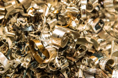 Keskin metal parçacıkları şeklinde endüstriyel atık. Endüstriyel metal enkazı.