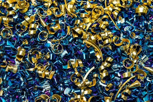 Keskin metal parçacıkları şeklinde endüstriyel atık. Endüstriyel metal enkazı.