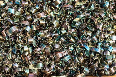 Keskin metal parçacıkları şeklinde endüstriyel atık. Endüstriyel metal enkazı.