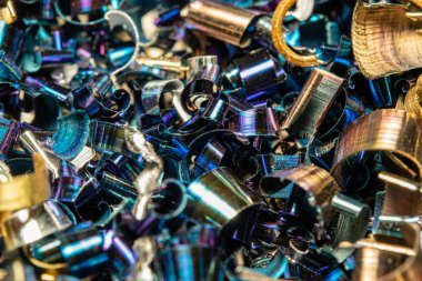 Keskin metal parçacıkları şeklinde endüstriyel atık. Endüstriyel metal enkazı.