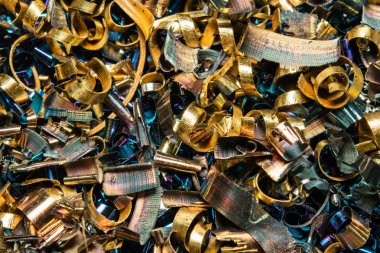 Keskin metal parçacıkları şeklinde endüstriyel atık. Endüstriyel metal enkazı.