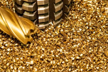 Sanayi atıklarının arka planına karşı sert metalleri işlemek için matkap kesiciler.