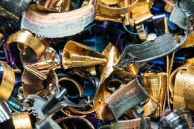 Keskin metal parçacıkları şeklinde endüstriyel atık. Endüstriyel metal enkazı.