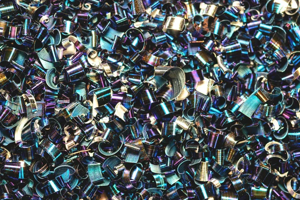 Keskin metal parçacıkları şeklinde endüstriyel atık. Endüstriyel metal enkazı.