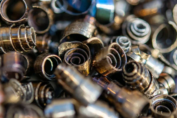 Keskin metal parçacıkları şeklinde endüstriyel atık. Endüstriyel metal enkazı.