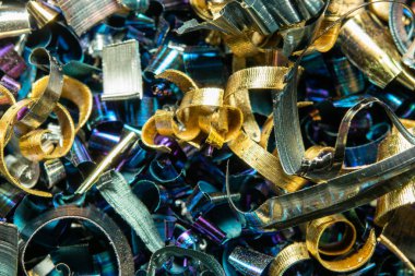 Metal talaşları çok renkli yakın plan. Tornaya metal matkabın işlenmesinden sonraki atık.