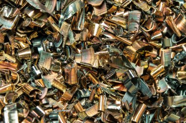 Metal talaşları çok renkli yakın plan. Tornaya metal matkabın işlenmesinden sonraki atık.