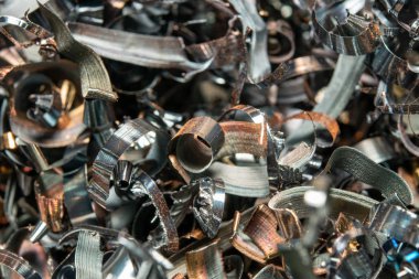 Metal talaşları çok renkli yakın plan. Tornaya metal matkabın işlenmesinden sonraki atık.