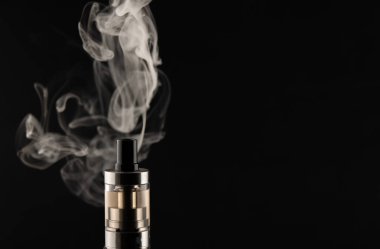Vink, elektronik sigara yükseliyor, siyah arka planda sigara içiyor..