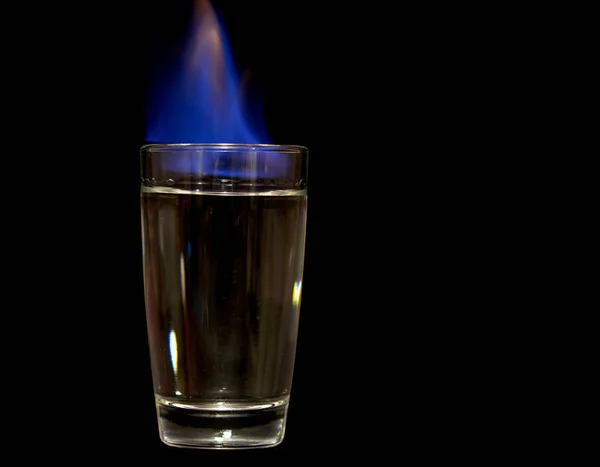 Alcoholische Drank Brandt Met Een Blauwe Vlam Een Zwarte Achtergrond — Stockfoto