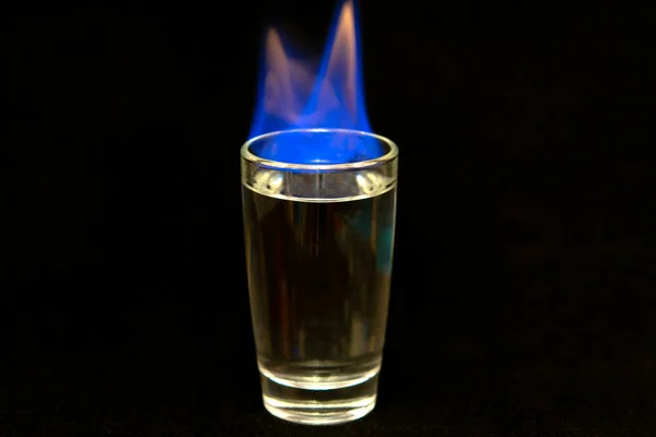 Napój Alkoholowy Płonie Niebieskim Płomieniem Czarnym Tle Whisky — Zdjęcie stockowe