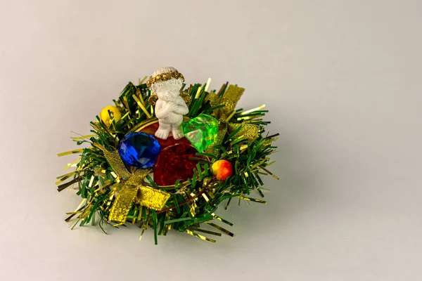 Noel temalı bir melek kar tanesinde kristal hediyelerle Noel yuvasında.