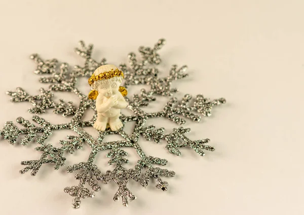 Noel temalı bir melek kar tanesinde kristal hediyelerle Noel yuvasında.