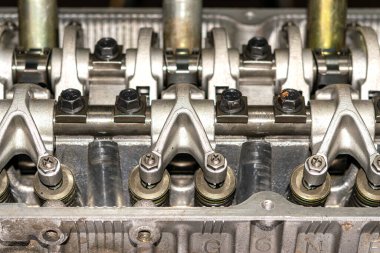 Silindir kafa. Blok başlığının tamiri yakın planda.