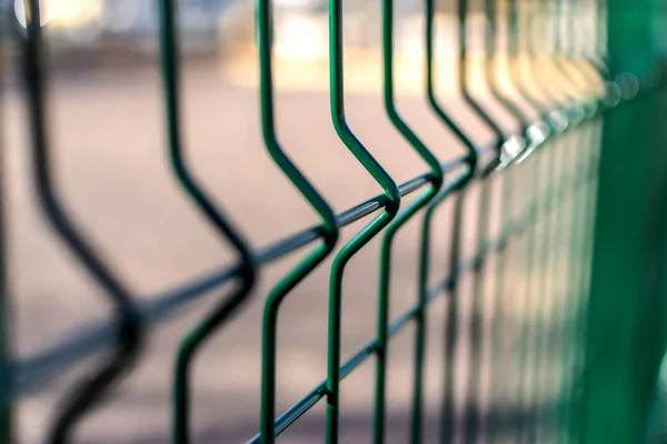 Metal çitlere yakın çekim. Bölge çitleri, yeşil çitler..