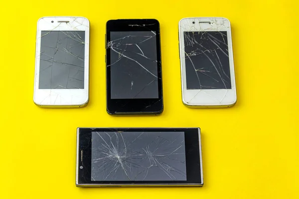 Kırık eski akıllı telefonlar. Bir sürü bozuk telefon görüntüsü..