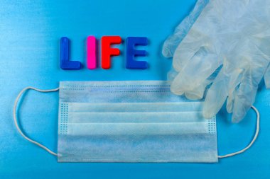 HAYAT kelimesi harflerden oluşur. Koronavirüs, tıbbi maske ve eldivenlerden korunma. Halka açık bir yerde korunma aracı..