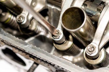 Silindir kafa. Blok başlığının tamiri yakın planda.