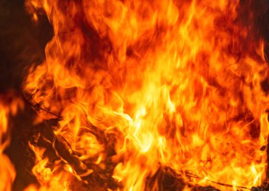 Yangın, yanan molozlar, odak noktası yok. Büyük yanan ateş.