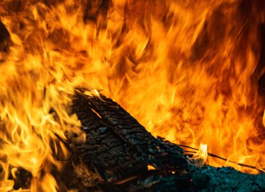 Yangın, yanan molozlar, odak noktası yok. Büyük yanan ateş.