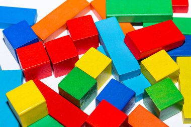 Yetimhaneden renkli, ucuz küpler. Öksüz çocuklar için tahta küpler.