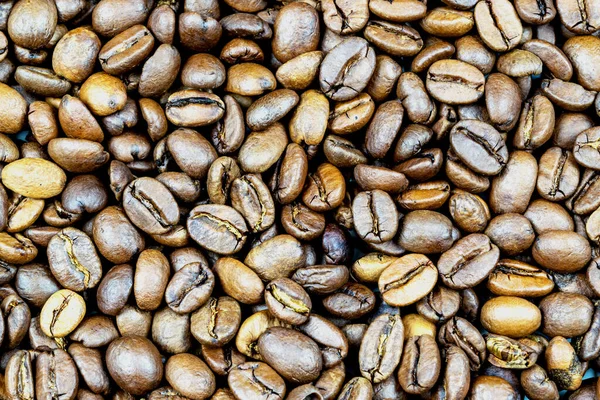 Kavrulmuş kahve çekirdeği. Hazır kahvenin altın tanecikleri..